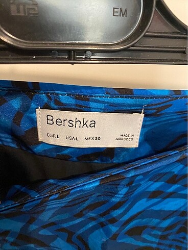 Bershka Bershka mini yırtmaçlı mozaik desenli saten etek yüksel bel