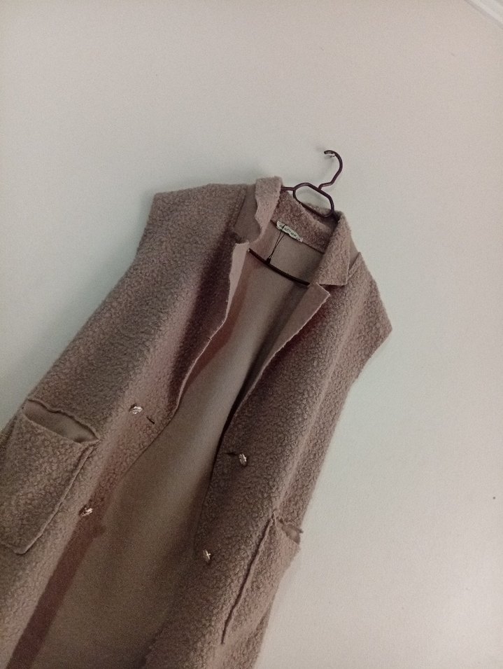 Bej Midi Yün Düğmeli Kolsuz Kadın Kaban - Görsel 2