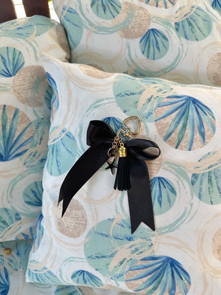 Siyah kurdeleli kalp kancalı çanta charmı - Görsel 2