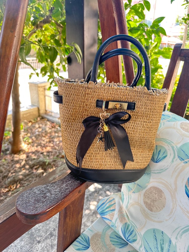 Siyah kurdeleli kalp kancalı çanta charmı - Görsel 3