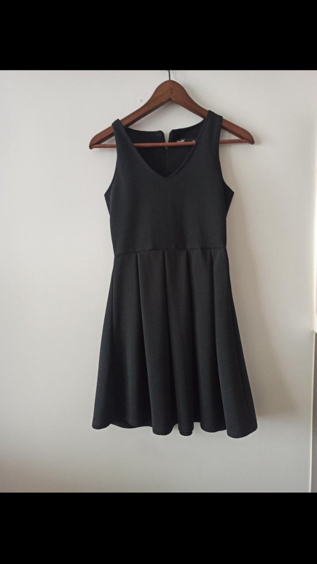 Siyah Yüksek Yakalı Kolsuz Midi Elbise - Görsel 3