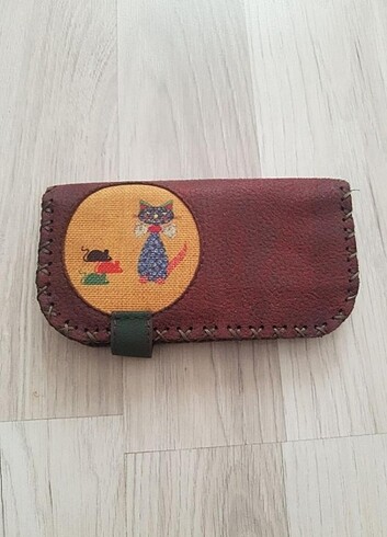 Kedi-fare desenli otantik cüzdan.