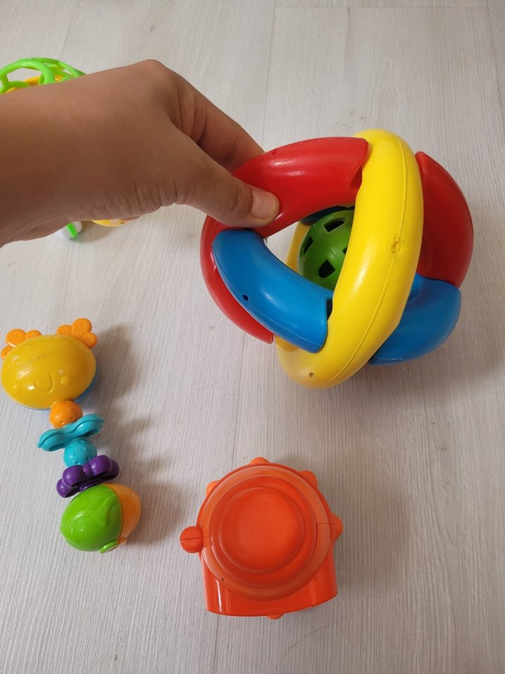 Renkli Bebek Diş Kaşıyıcıları ve Çıngırak Seti - Görsel 3