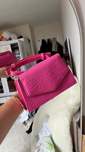 Pembe çanta