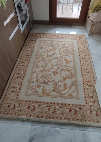 İşlemeli Beyaz Klasik Halı