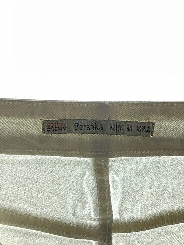 34 Beden beyaz Renk Bershka Mini Şort %70 İndirimli.