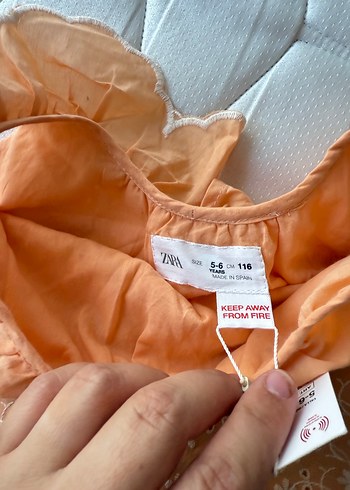 Zara Nakışlı, kolsuz, fırfırlı turuncu kız elbisesi