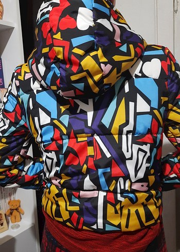 Renkli Pop Art Desenli Mini Kadın Mont - Görsel 4