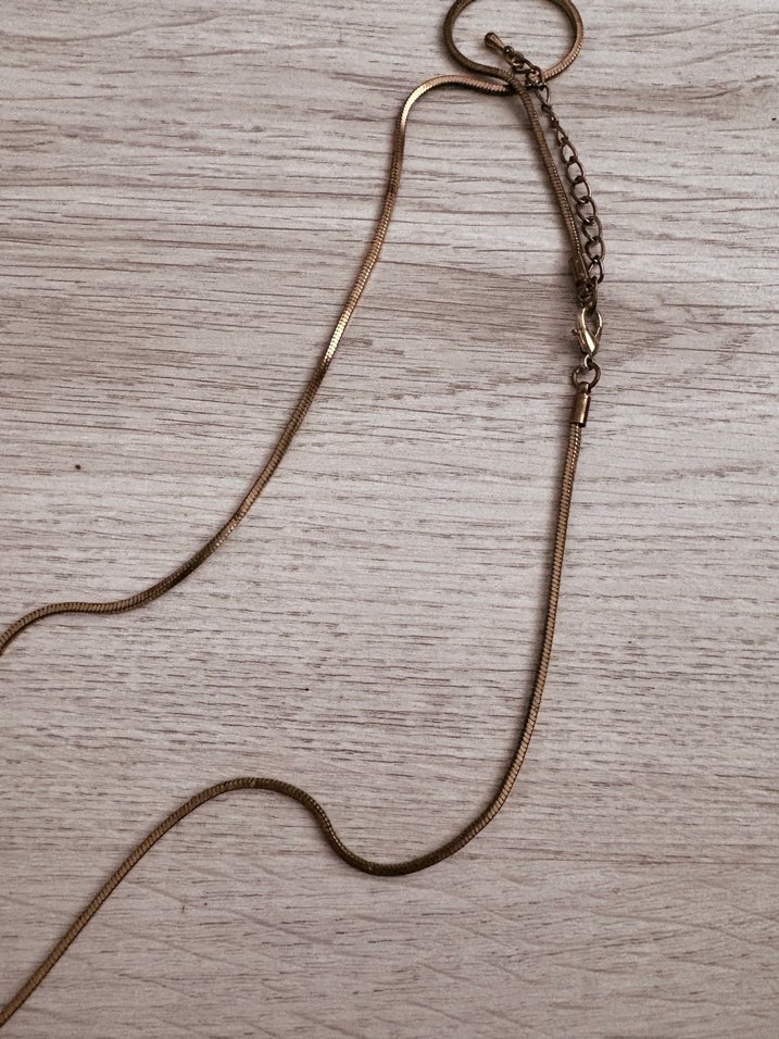 Uzun Zincir Detaylı Altın Renkli Kadın Kolye - Görsel 4