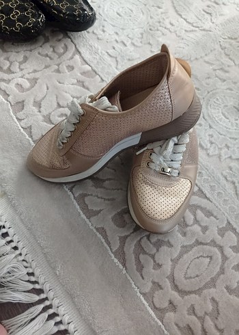 Bej Parlak Dolgu Topuklu Bağcıklı Spor Ayakkabı - Görsel 2