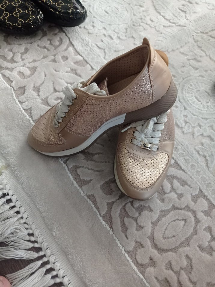 Bej Parlak Dolgu Topuklu Bağcıklı Spor Ayakkabı - Görsel 2