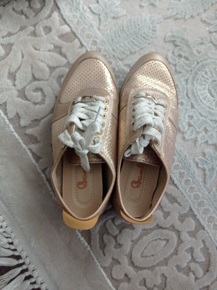 Bej Parlak Dolgu Topuklu Bağcıklı Spor Ayakkabı - Görsel 3