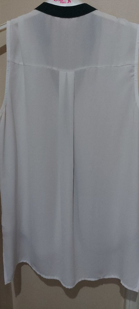 Beyaz gömlek askılı taş detaylı yakada - Görsel 3