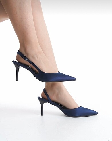 36 Beden arkadan bantlı saten stiletto