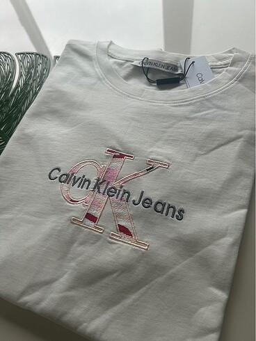 Calvin Klein Pembe nakış tshirt