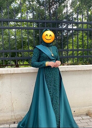 Zümrüt yeşili tesettür abiye
