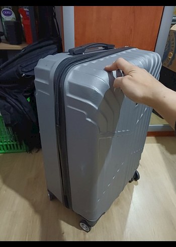 Gri Erkek Valiz, Tokalı, Minimalist Tasarım - Görsel 2