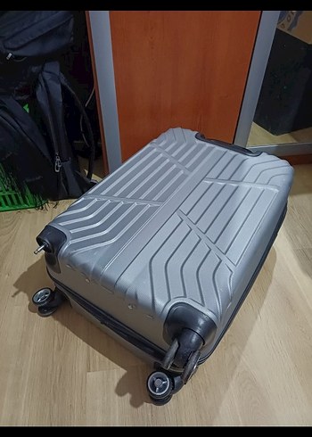 Gri Erkek Valiz, Tokalı, Minimalist Tasarım - Görsel 3