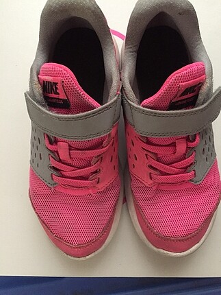 Pembe Nike spor ayakkabı