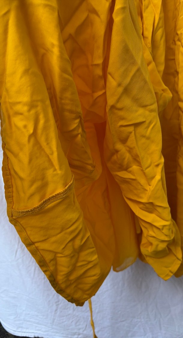 Sarı Keten Midi Drapeli V Yaka Elbise - Görsel 3