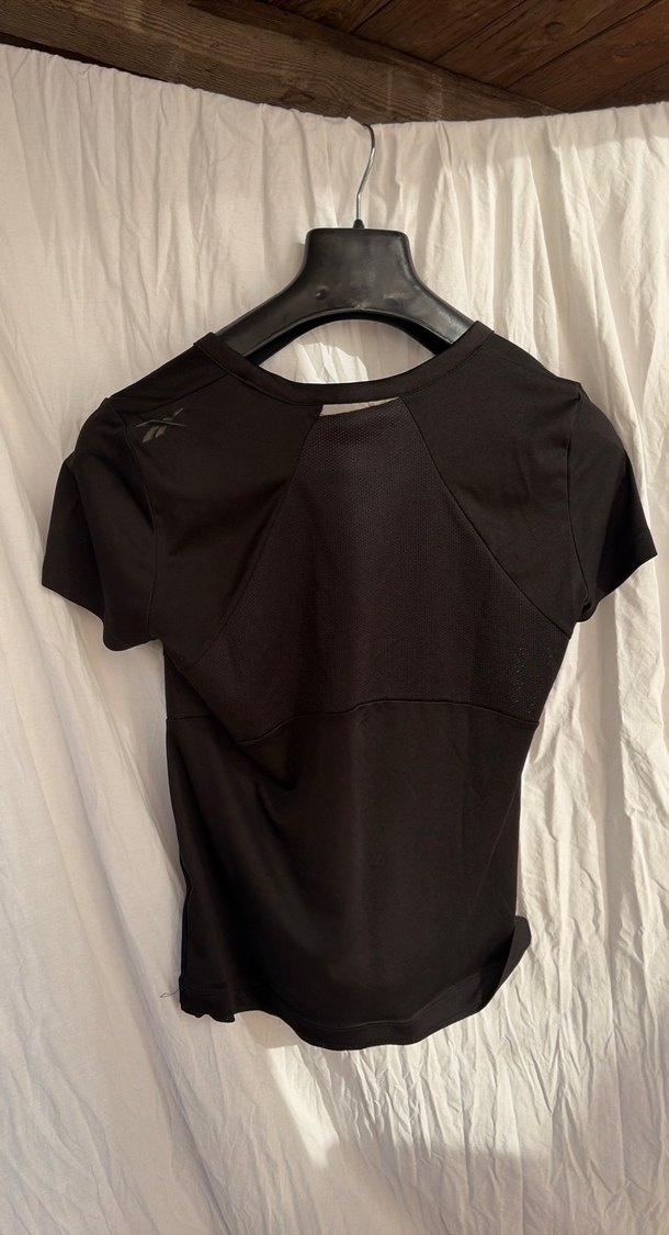 Siyah V Yaka Kısa Kollu Kadın Tişört - Görsel 3