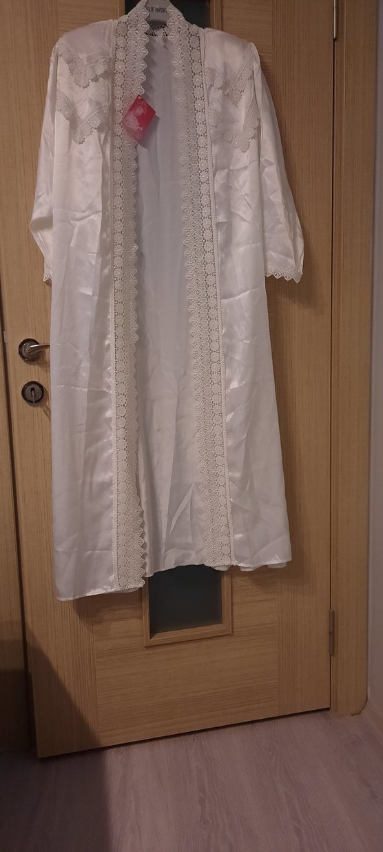 İşlemeli Beyaz Uzun Kadın Sabahlık - Görsel 3