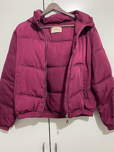 Pull and Bear fuşya şişme mont