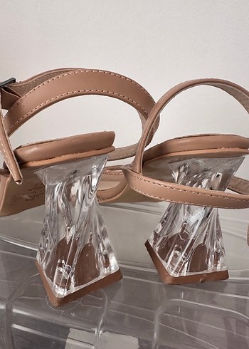 Bej Parlak Yılan Desenli Tokalı Topuklu Ayakkabı - Görsel 2