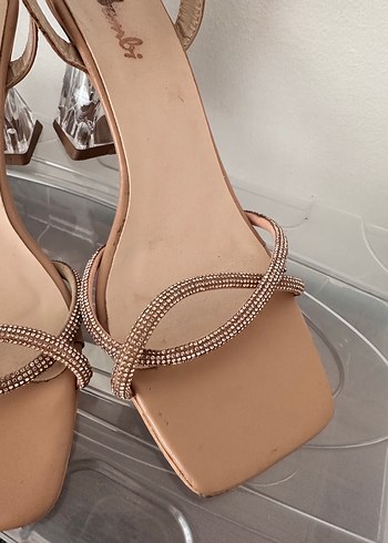 Bej Parlak Yılan Desenli Tokalı Topuklu Ayakkabı - Görsel 4