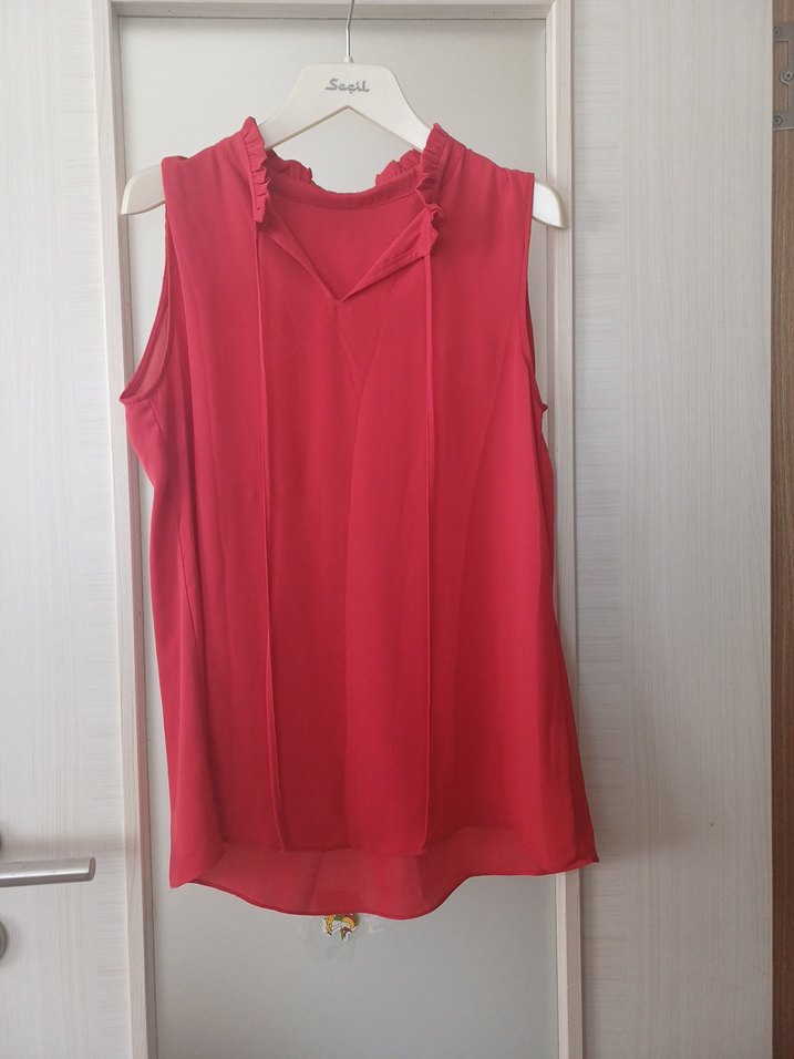 Kırmızı Fırfırlı V Yaka Kolsuz Bluz - Görsel 3