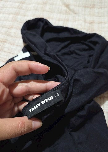 Tek Omuzlu Siyah Baskılı Mayo - Görsel 3