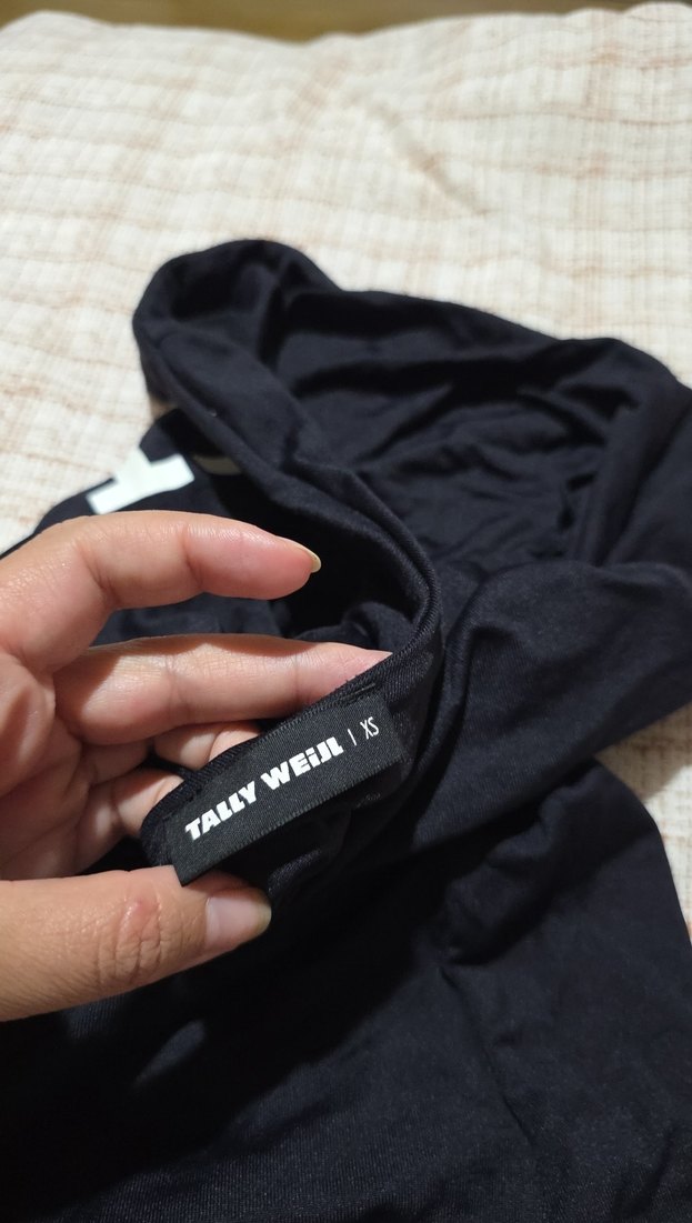 Tek Omuzlu Siyah Baskılı Mayo - Görsel 3