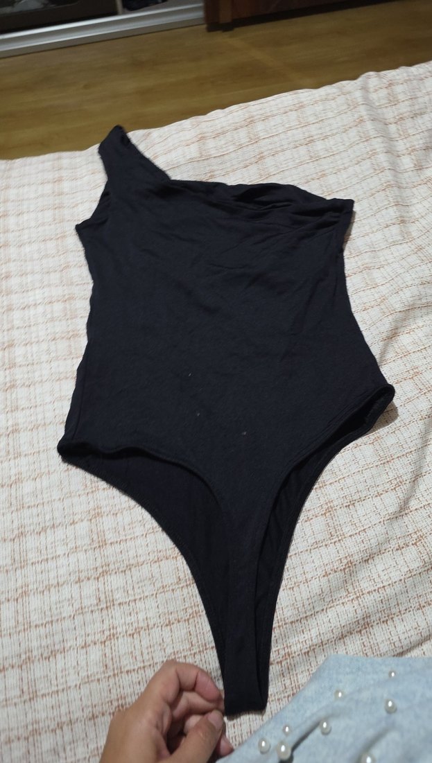 Tek Omuzlu Siyah Baskılı Mayo - Görsel 2