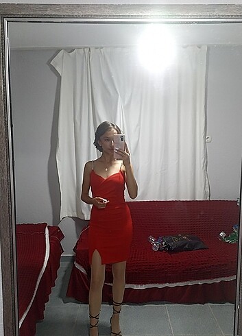 Askılı kırmızı elbise