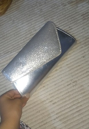 1 defa kullanılmış gümüş renkli portföy çanta