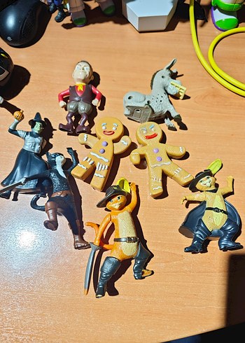 Karışık Renkli Aksiyon Figürleri Seti