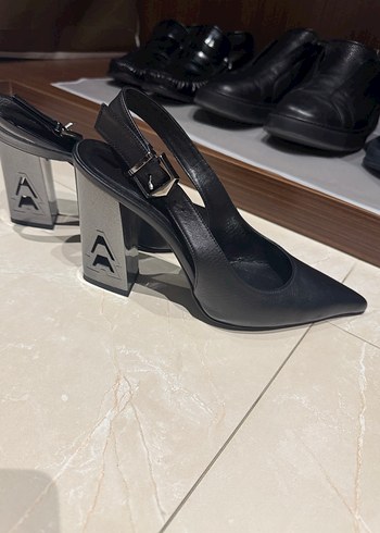 Kadın Siyah Deri Tokalı Stiletto - Görsel 3