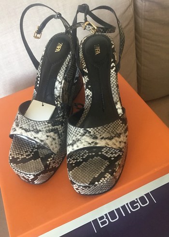 Zara Siklik Ve Rahatlik Zara Yilan Desenli Platform Sandalet