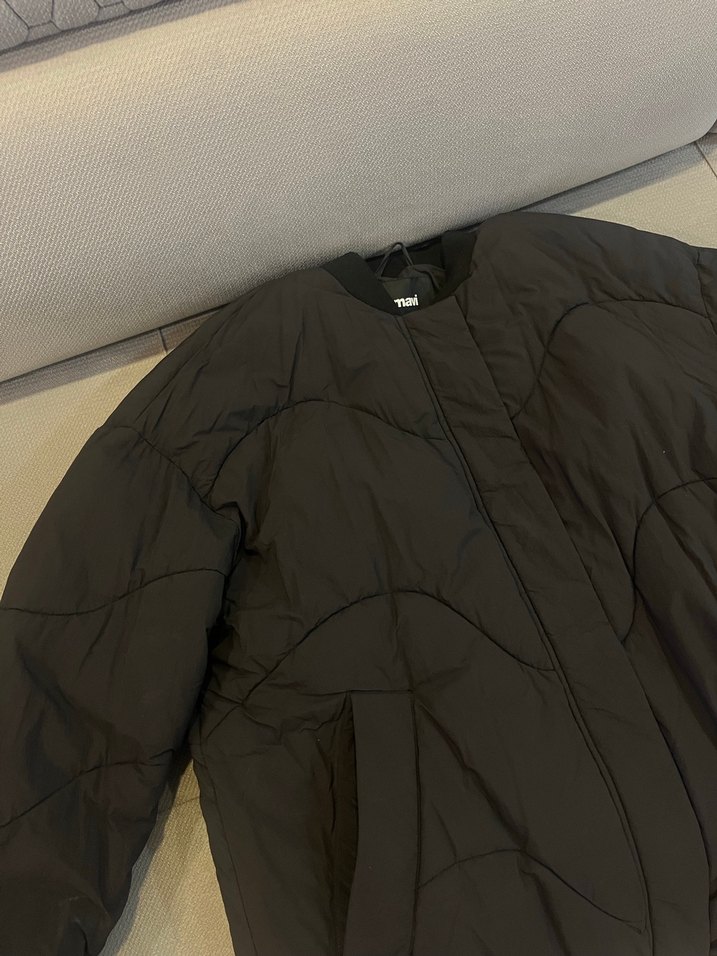 Mavi marka kapitone siyah şişme mont - Görsel 4