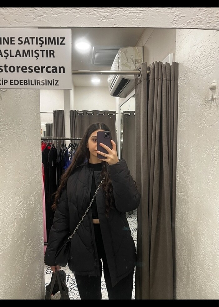 Mavi marka kapitone siyah şişme mont - Görsel 3