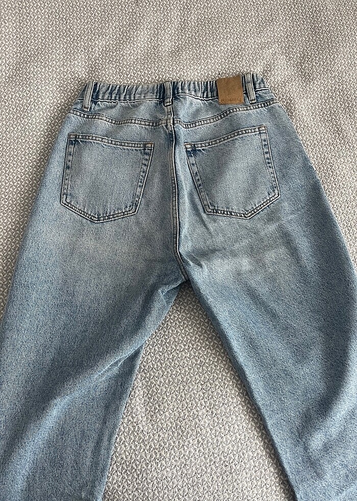 Pull&Bear yırtık paça beli lastikli yüksek bel esnek jean - Görsel 4