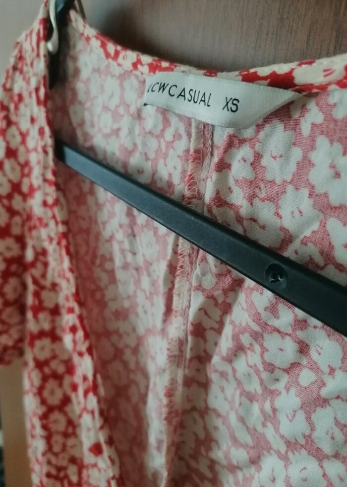 Kırmızı çiçek desenli elbise - Görsel 3