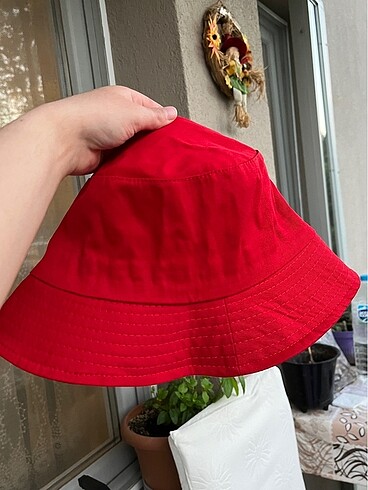 H&M Kırmızı bucket şapka
