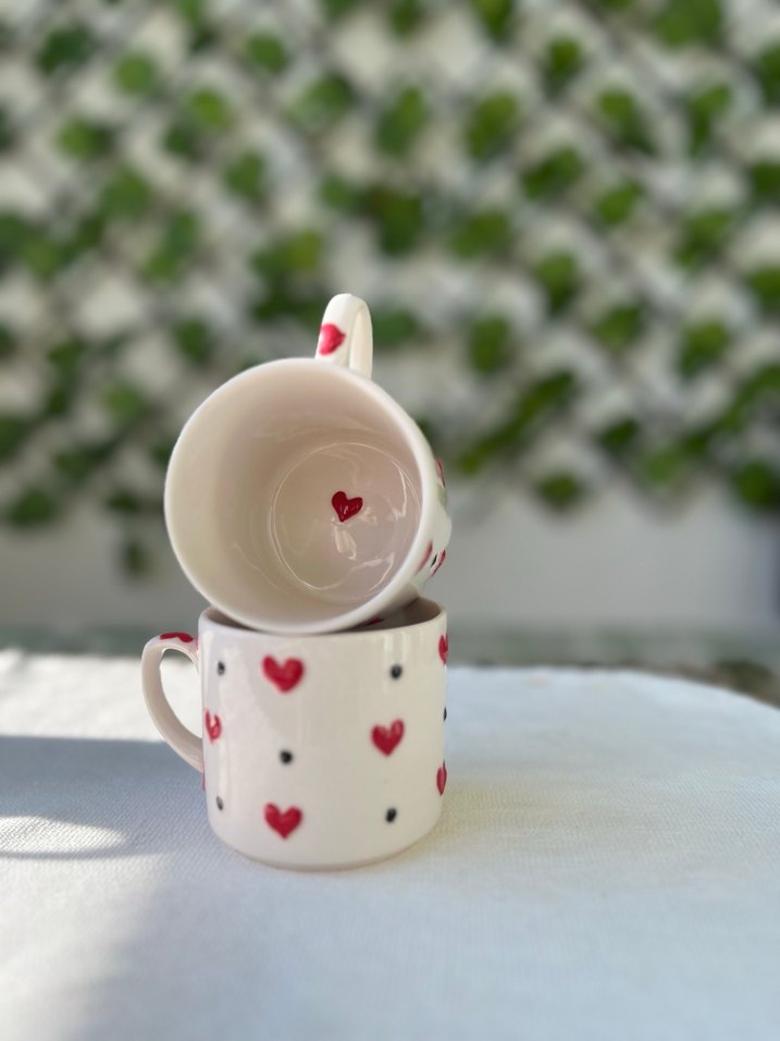 Kırmızı Kalp Desenli Beyaz Seramik Kupa - Görsel 2