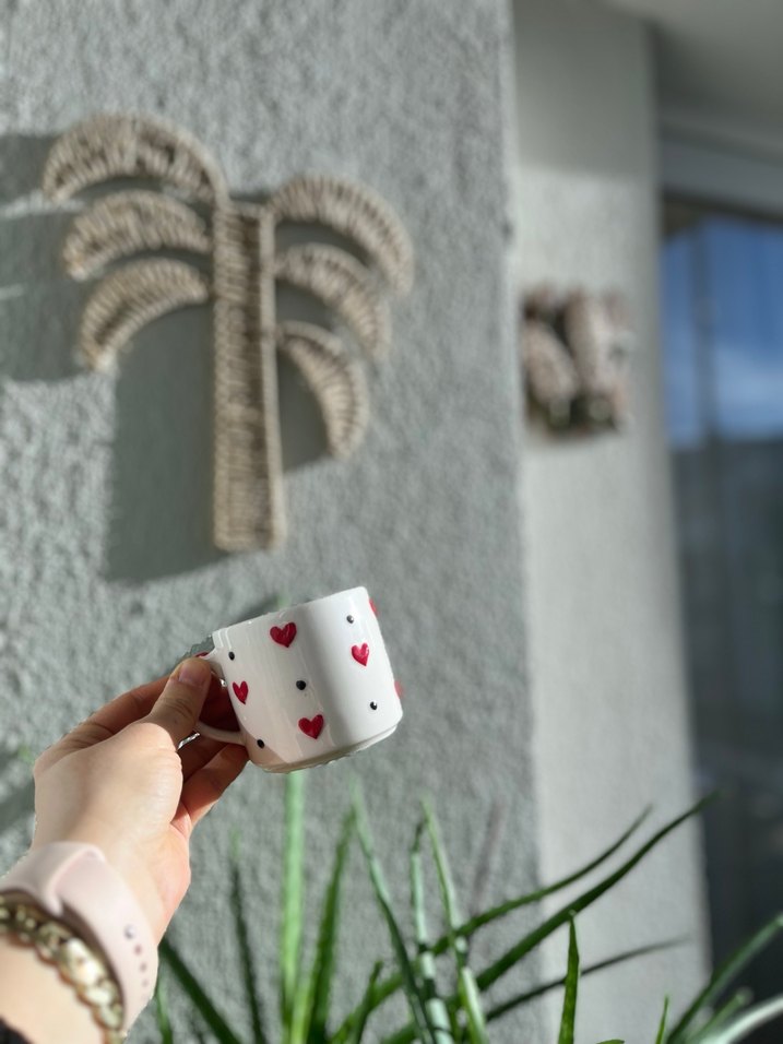 Kırmızı Kalp Desenli Beyaz Seramik Kupa - Görsel 3