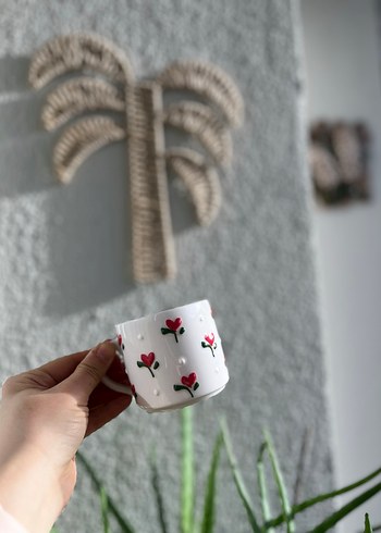 El Yapımı Kırmızı Kalp Desenli Beyaz Seramik Kupa - Görsel 3