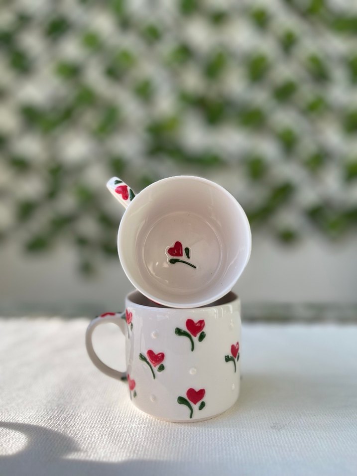 El Yapımı Kırmızı Kalp Desenli Beyaz Seramik Kupa - Görsel 2