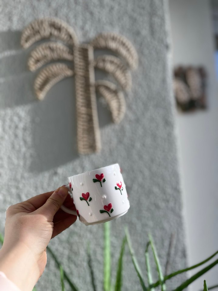 El Yapımı Kırmızı Kalp Desenli Beyaz Seramik Kupa - Görsel 3