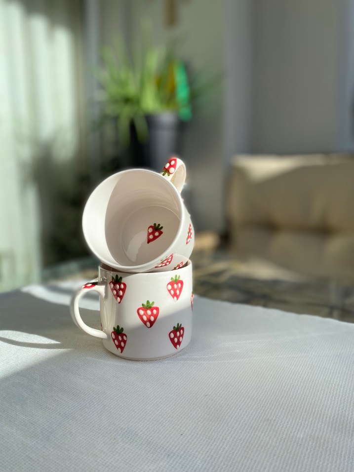 El Yapımı Çilek desenli beyaz seramik kupa - Görsel 2