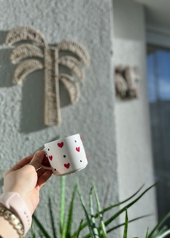 El Yapımı Kırmızı Kalp Desenli Beyaz Seramik Kupa - Görsel 3